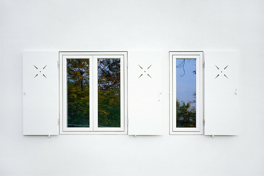 Haus B Remensperger Fensterladen offen